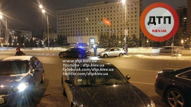 ДТП у Києві: дорогий позашляховик вилетів на "зустрічку" і тротуар