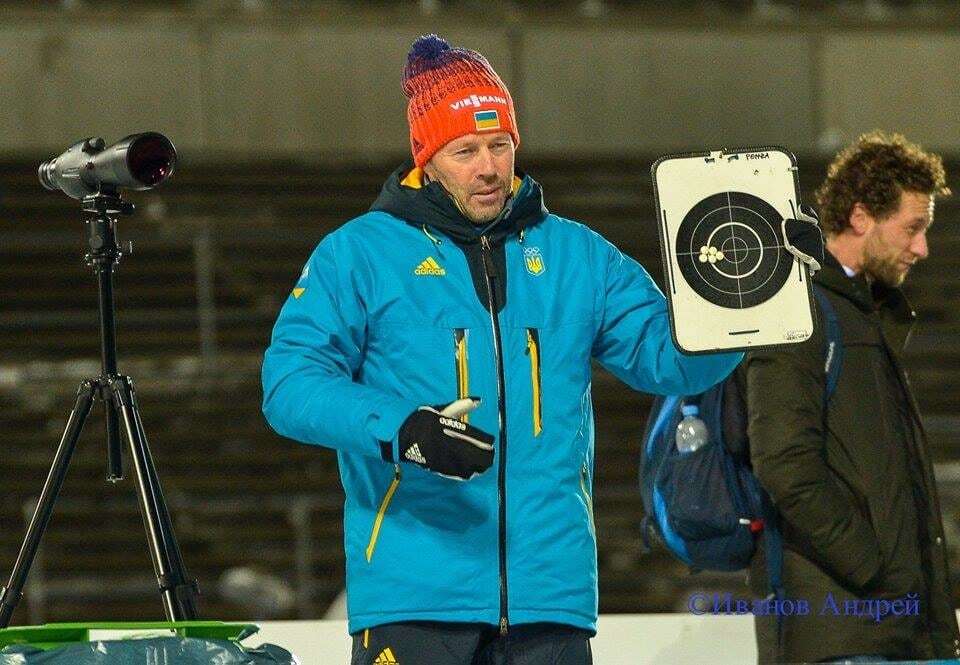 Розовая шапочка. Тренер сборной Украины поразил внешним видом ради побед: забавное фото
