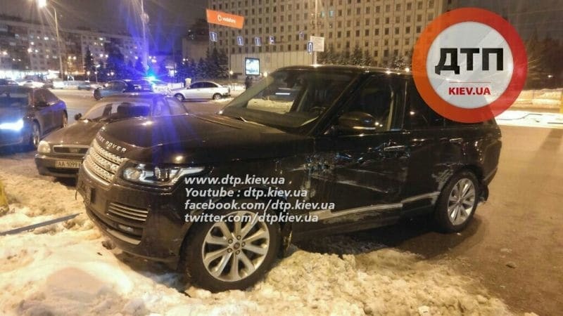 ДТП в Киеве: дорогой внедорожник вылетел на "встречку" и тротуар