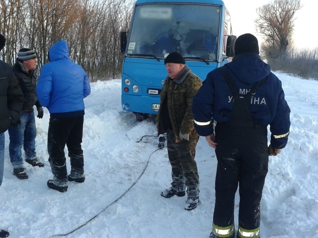 На Киевщине спасатели вызволили из снежного плена маршрутки и "скорую"