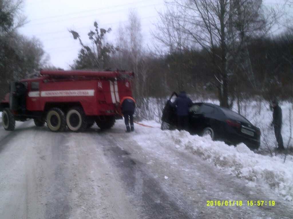 На Киевщине спасатели вызволили из снежного плена маршрутки и "скорую"