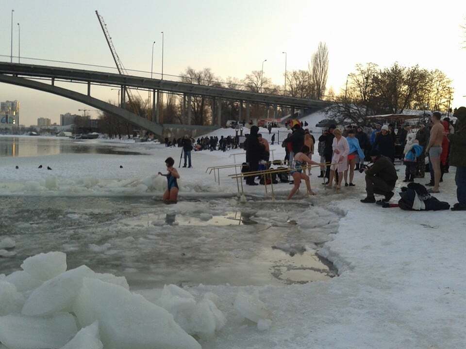 В Киеве "моржи" начали праздновать Крещение: опубликованы фото