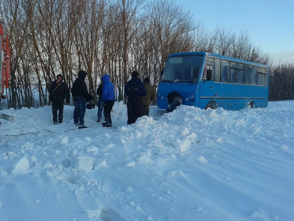 На Киевщине спасатели вызволили из снежного плена маршрутки и "скорую"