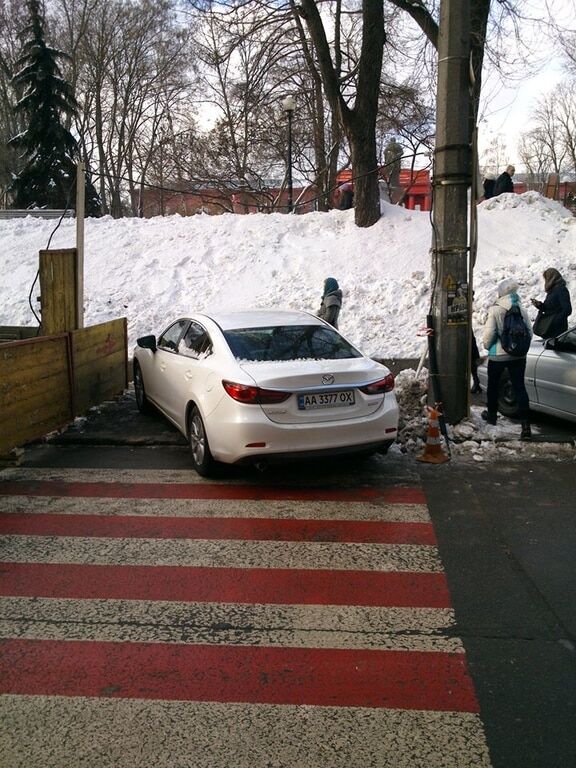 Швидкий і спритний: у Києві "герой парковки" поїхав до прибуття поліції