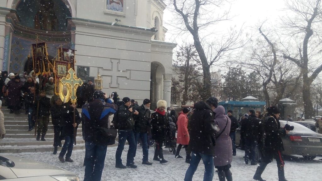 Молились, но не Путину: в Крыму прошла служба за спасение курортного сезона. Фотофакт