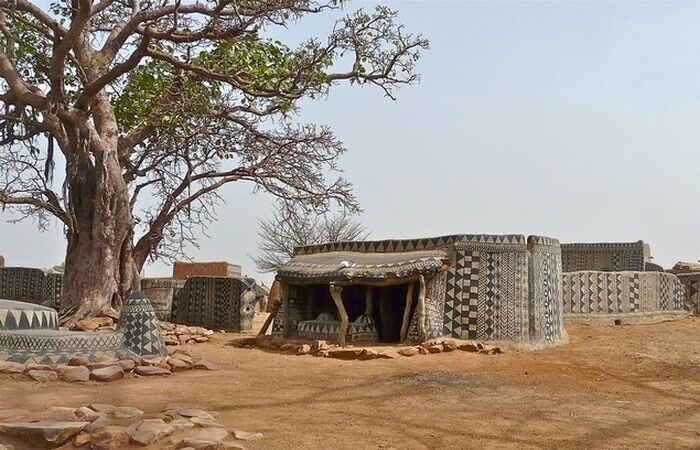 Живописная закрытая деревня в Африке, поражающая своей архитектурой
