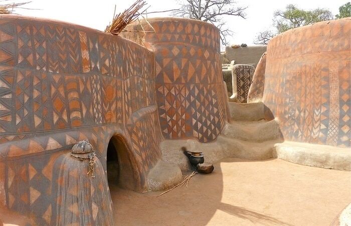 Живописная закрытая деревня в Африке, поражающая своей архитектурой
