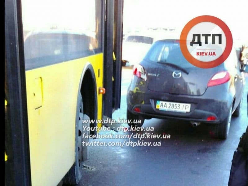 ДТП в Киеве: на Южном мосту автобус "поцеловал" Mazda