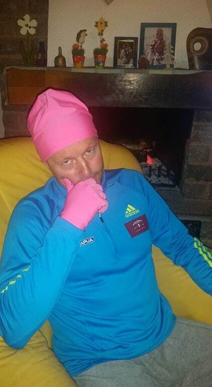 Розовая шапочка. Тренер сборной Украины поразил внешним видом ради побед: забавное фото