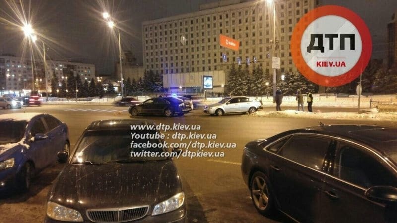 ДТП в Киеве: дорогой внедорожник вылетел на "встречку" и тротуар