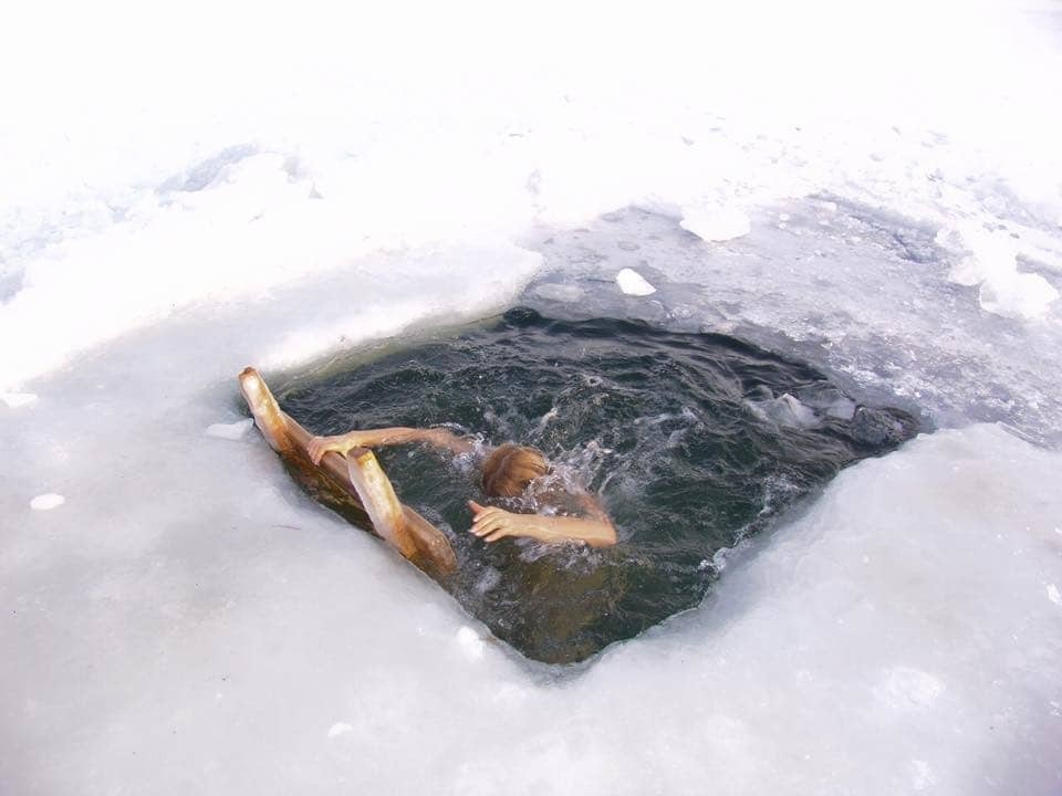 49-летняя Сумская в ярком купальнике искупалась в проруби: опубликованы фото