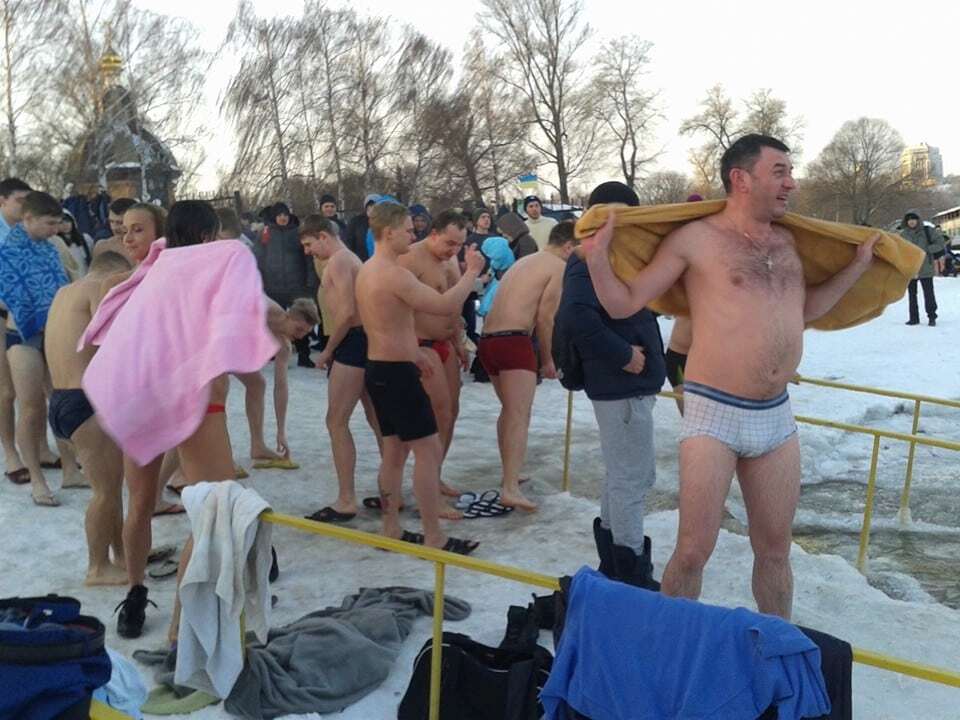 В Киеве "моржи" начали праздновать Крещение: опубликованы фото