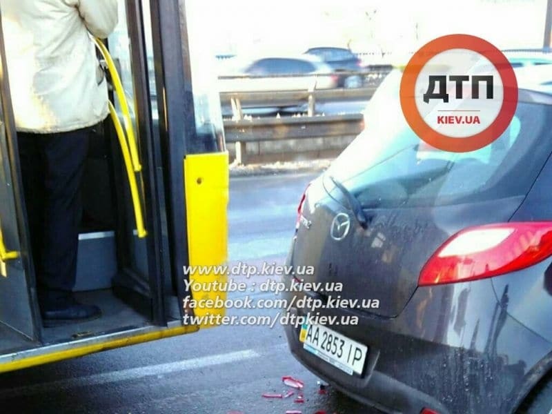 ДТП у Києві: на Південному мосту автобус "поцілував" Mazda