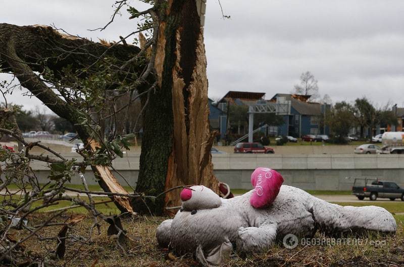 В США на Новый год прошли разрушающие наводнение и торнадо: фоторепортаж