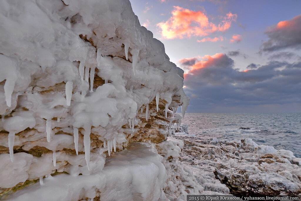 Берег Севастополя огорнуло льодом: фоторепортаж із зимового Криму