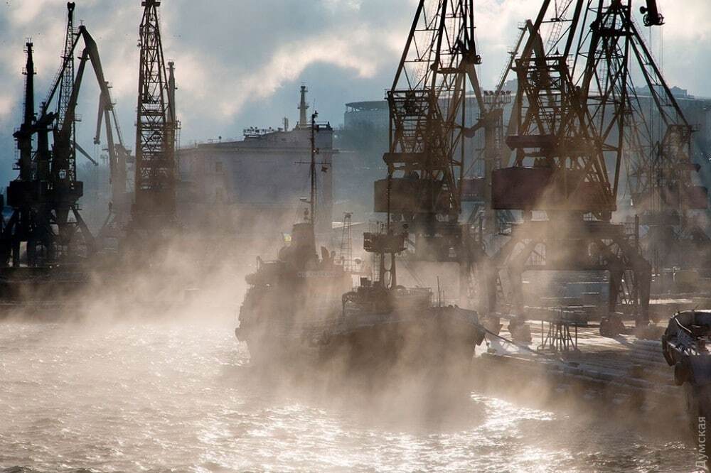 На улице минус 10: в Одессе "закипело" море. Фоторепортаж