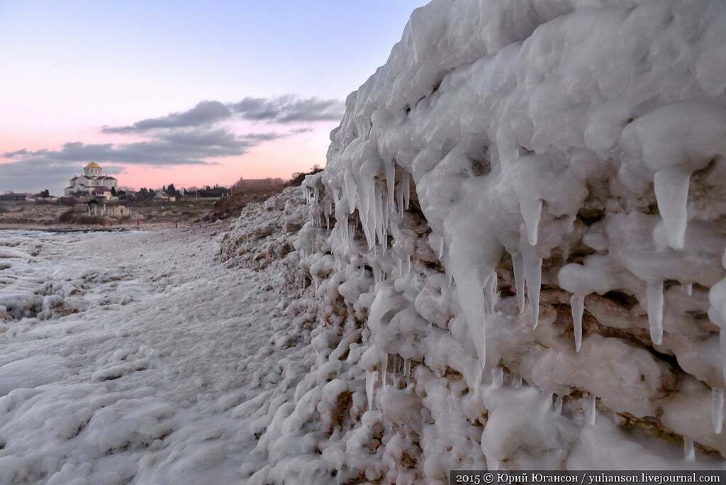 Берег Севастополя окутало льдом: фоторепортаж из зимнего Крыма