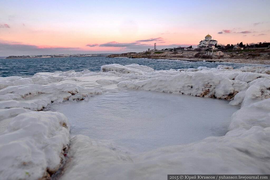 Берег Севастополя окутало льдом: фоторепортаж из зимнего Крыма
