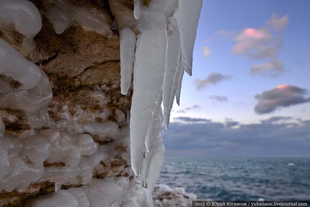 Берег Севастополя огорнуло льодом: фоторепортаж із зимового Криму