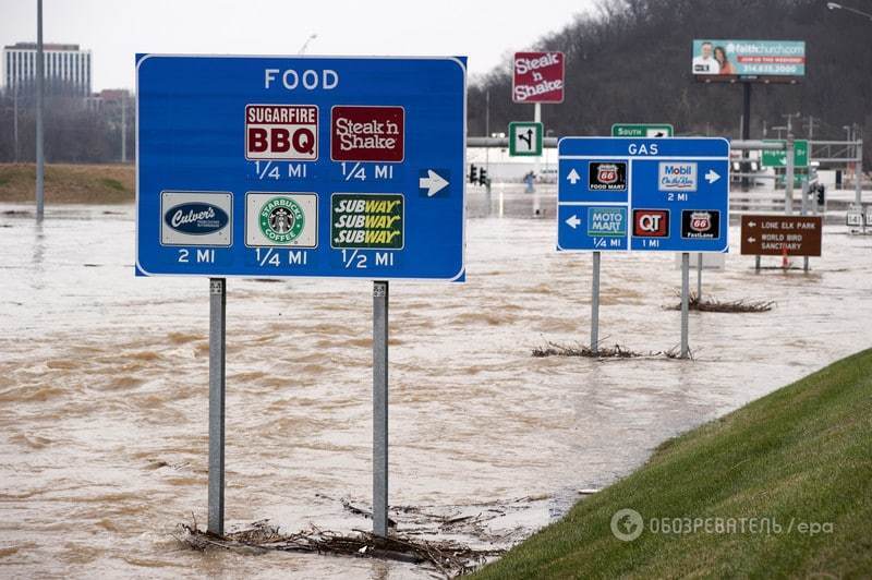 В США на Новый год прошли разрушающие наводнение и торнадо: фоторепортаж
