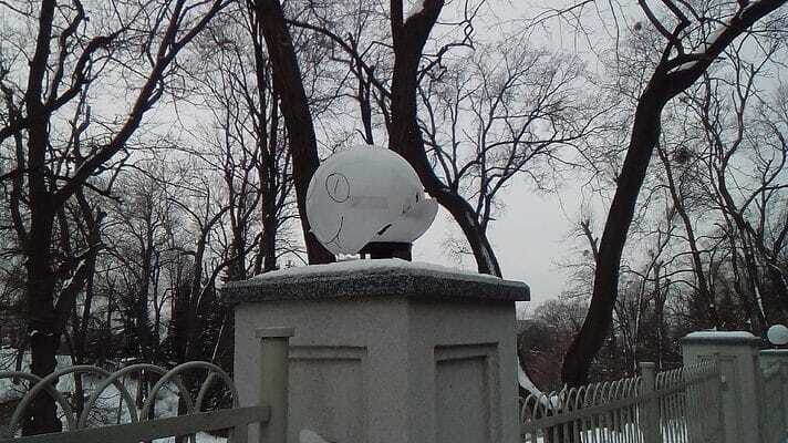 "Золотий" паркан київського ботсаду залишився без ліхтарів: фотофакт