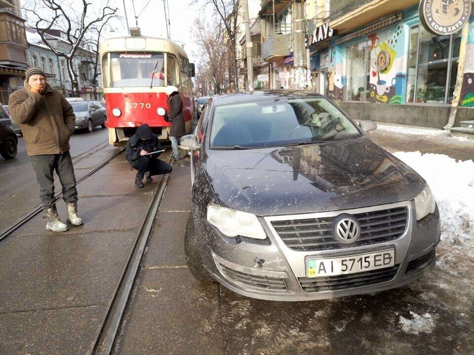 У Києві "герой парковки" закрив дорогу трамваям і сотням авто