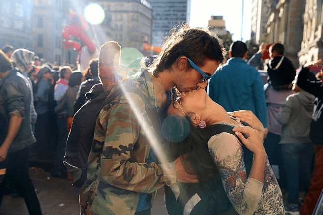Как выглядит любовь: фото страстных поцелуев со всех уголков планеты