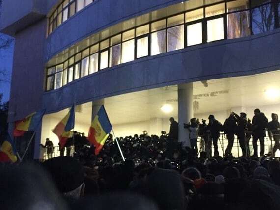 Революция в Молдове: протестующие покинули парламент, есть раненые. Опубликованы фото и видео