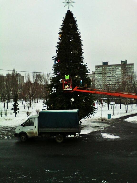 У парках Києва почали демонтаж новорічних ялинок