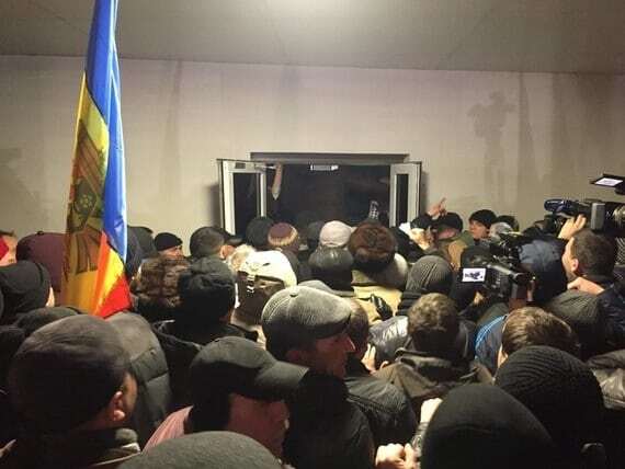 Революция в Молдове: протестующие покинули парламент, есть раненые