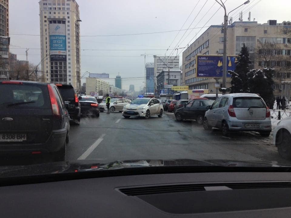 У Києві поліція перекрила проспект: фото з місця події
