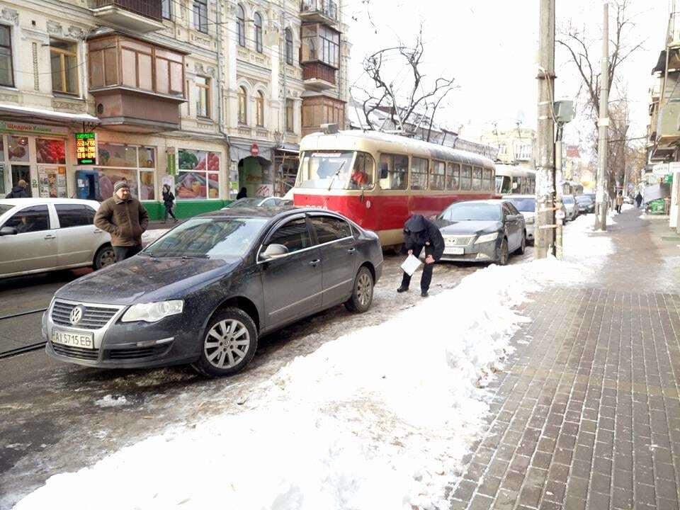 В Киеве "герой парковки" закрыл дорогу трамваям и сотням авто