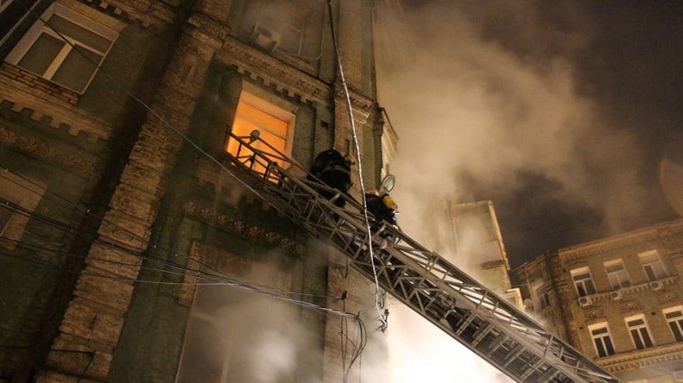 Ночью в центре Киева возник пожар и прогремел взрыв: есть жертвы