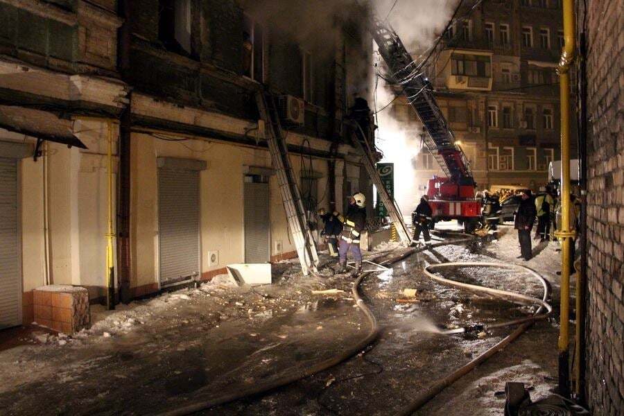 Ночью в центре Киева возник пожар и прогремел взрыв: есть жертвы