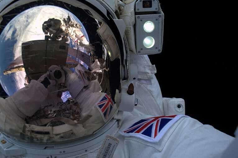 Астронавт зробив перше космічне селфі: фотофакт