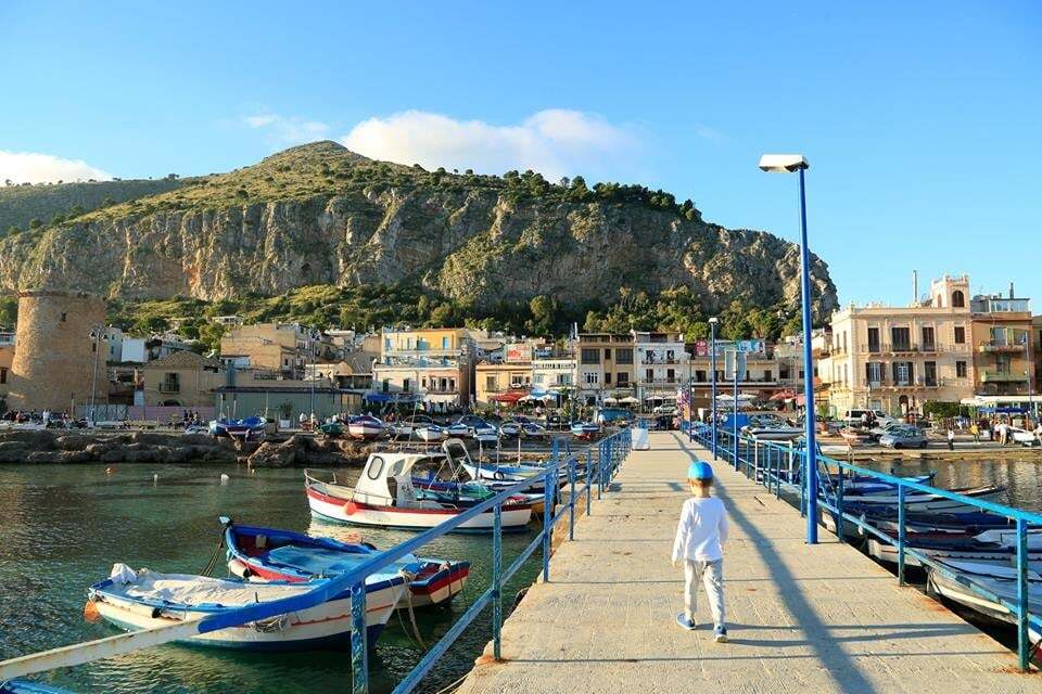 Краса Італії: яскраві фото сицилійського містечка Монделло