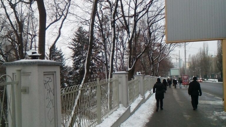 "Золотий" паркан київського ботсаду залишився без ліхтарів: фотофакт