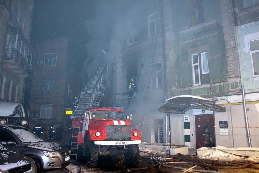 Ночью в центре Киева возник пожар и прогремел взрыв: есть жертвы