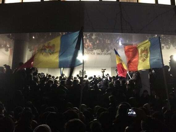 Революция в Молдове: протестующие покинули парламент, есть раненые