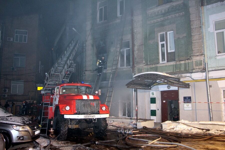 Масштабна пожежа в Києві: стали відомі подробиці НП у житловому будинку