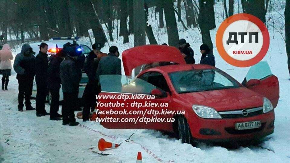 Самоубийство в киевском парке: стало известно, кем был водитель