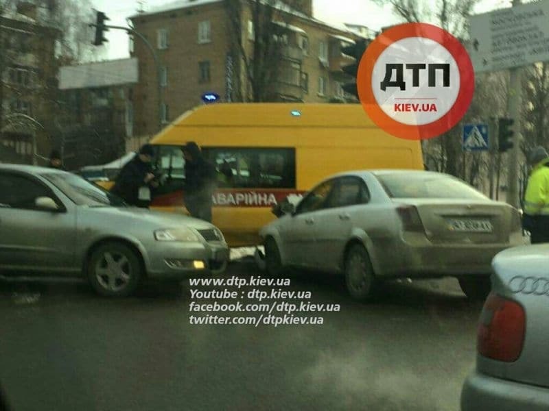 Піддав газу: у Києві Chevrolet врізався в "аварійку" служби "104"