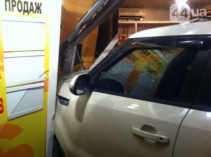 Аварія в Києві: "паркетник" влетів у "Обмін валют". Опубліковані фото