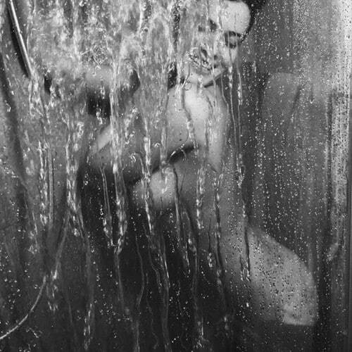 Сексуальная Астафьева взбудоражила сеть откровенными фото из душа