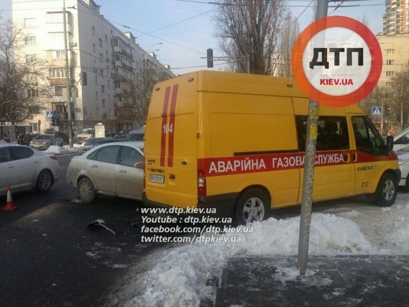 Піддав газу: у Києві Chevrolet врізався в "аварійку" служби "104"