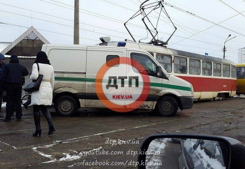 В Киеве авто с инкассаторами врезалось в трамвай