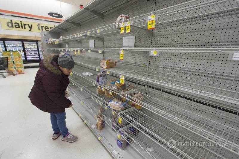 Снежная буря в США: тысячи авиарейсов отменили, полки магазинов опустели. Фоторепортаж