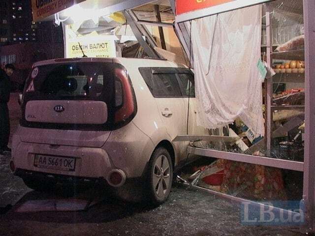 ДТП із розбитим кіоском у Києві: винуватець аварії був п'яний
