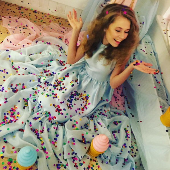 14-летняя дочь Брежневой наелась сладостей в киевской кондитерской