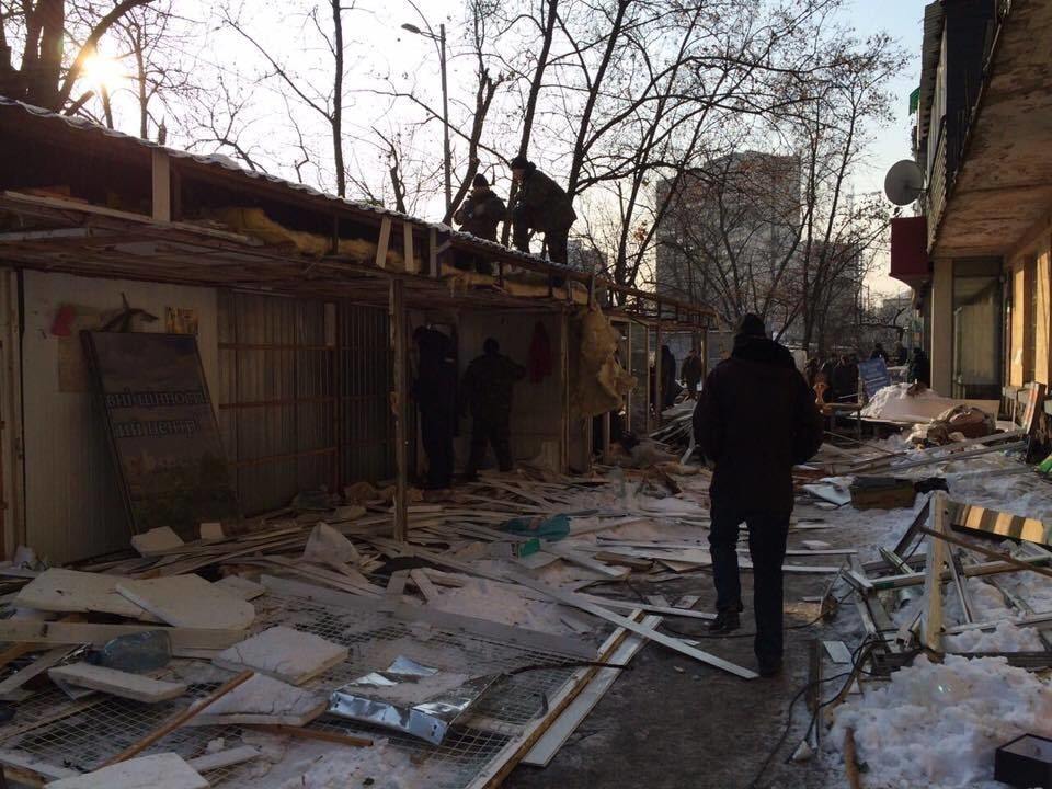 В Киеве снесли незаконные киоски на Ленинградской площади: опубликованы фото 